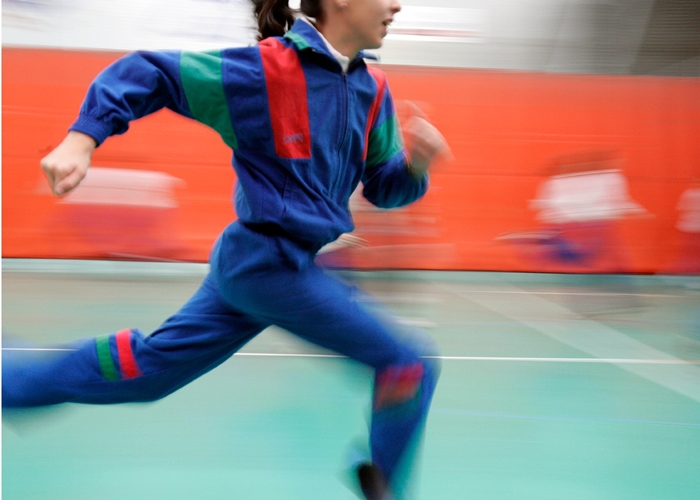 Chica corriendo en clase de Ed Física