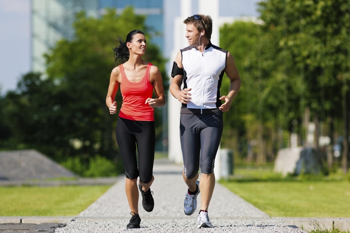 Pareja corriendo temprano