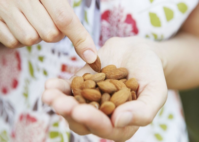 Como se debe comer las almendras