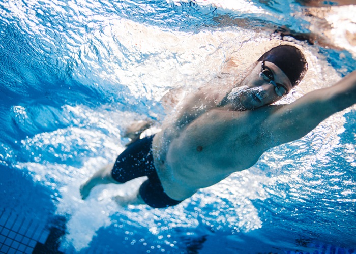 Como bajar de peso en natacion