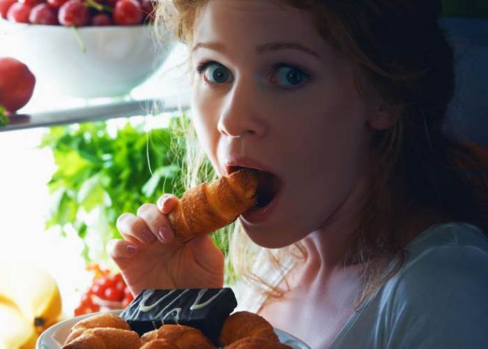 Mujer-comiendo-noche