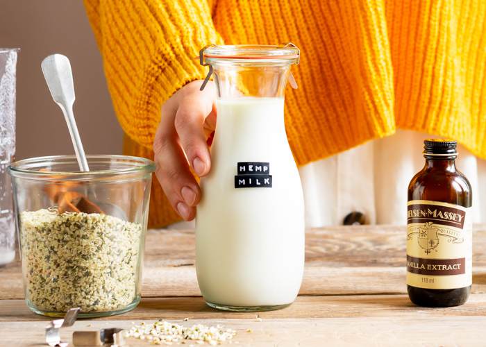 Mujer-tomando-frasco-de-leche