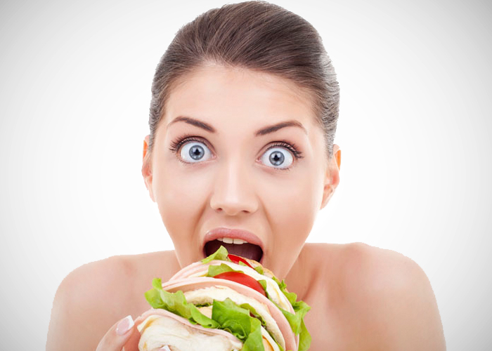 mujer comiendo gran cantidad
